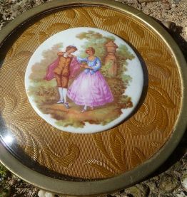 cadres avec medaillon en porcelaine de Limoges