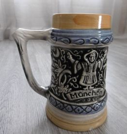 Vintage, chope de bière allemande en céramique avec des scèn