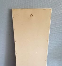 broderie encadrée vintage fleurs sur tissu noir 