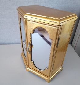 Boîte à bijoux musicale dorée. 