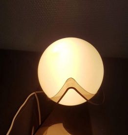 lampe à poser plexiglas fumé et globe opaline blanc 