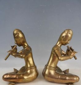Deux statuettes "Joueurs de flûte" en laiton