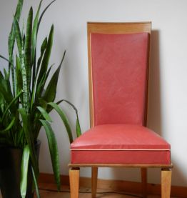 chaise design  années 50 de couleur rouge