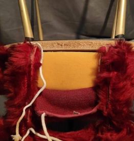 chaise moumoute rouge foncé Pelfran en très bon état