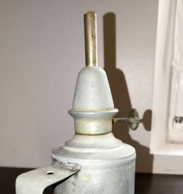 Lampe à essence de la marque "BRULOR " en métal blanc