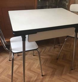 Buffet ,petite table et 2 chaises en Formica beige