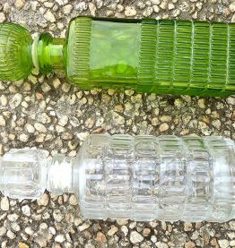 lot de 2 anciens flaçons en  verre , vintages