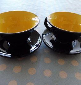 Ensemble de 2 tasses et 2 soucoupes noires /jaunes