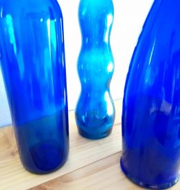 Trio de bouteilles bleues. 