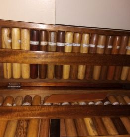 coffret avec tous les essences des bois d"afrique