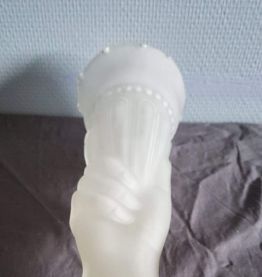 vase flambeau avec main en verre dépoli blanc