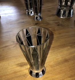 Service à liqueur. Carafe et 6 verres assortis