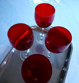 4 jolis verres à vin. 