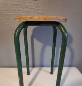 tabouret d'atelier pieds métal vert et assise bois brut