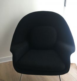 Fauteuil coque design et son Ottoman
