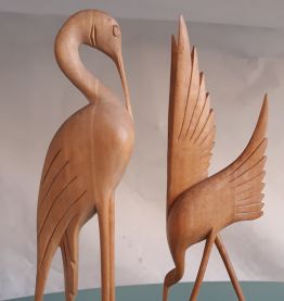 couple d'oiseau sculptés en bois clair