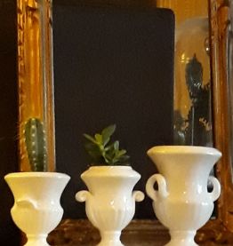 Set de 3 vases ou cache-pots de style Médicis en faïence bla