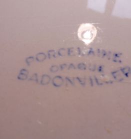 Plat vintage blanc émaillé croisillons verts pomme