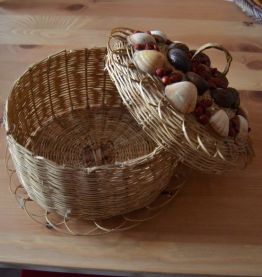 Paniers en osier et coquillages vintage
