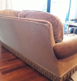 Canapé crapaud vintage à franges en velours couleur cognac