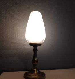 lampe avec pied en laiton et globe en opaline blanche ovoïde