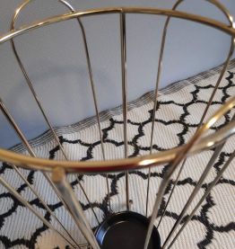 porte- parapluies métal doré et soucoupe terre cuite noire