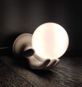 applique main en céramique blanche avec globe opaline blanc