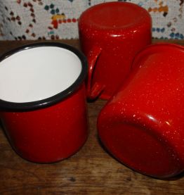 3  mugs vintage emaillés rouges