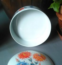 Boite ronde en porcelaine de Limoges 