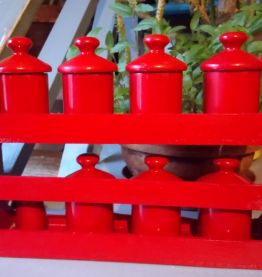 Jolie étagère et ses pots à épices (bois) 