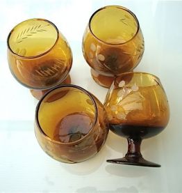 4 verres à cognac ambre en cristal gravé 70s