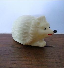 Petit hérisson à roulettes des années 60