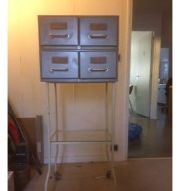 Fichier métallique 4 tiroirs sur pieds métal et tablette ver