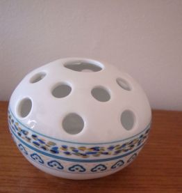 Pique fleurs et 2 bougeoirs assortis en céramique décorée