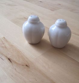 salière poivrière   en faïence  hauteur 5.50 cm