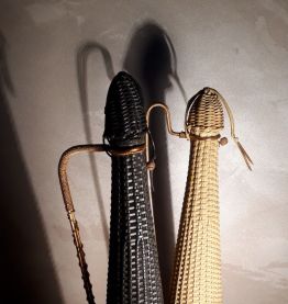 Bouteille scoubidou noir carafe 1970. a