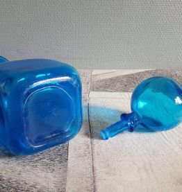 carafe en verre bleu carré avec gros bouchon rond