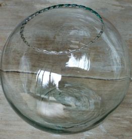 Vase boule ancien en verre soufflé