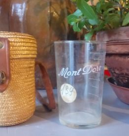 Ancien verre de curiste "Mont dore" et son étui en paille - 