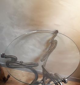 petite table avec pietement  fer tres ancien