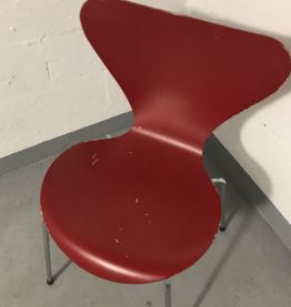 ARNE JACOBSEN pour FRITZ HANSEN Chaises « série 7 ». 