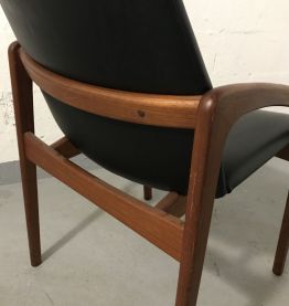 HENNING KJAERNULF pour KORUP STOLFABRIK  Fauteuils en teck. 