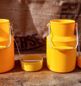 Deux pots à lait en plastique (POLA)