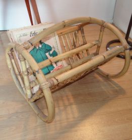 Porte revue en rotin 1950