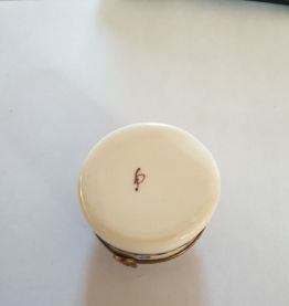 Ancienne boite en porcelaine pilulier ou bijoux à decor Flor