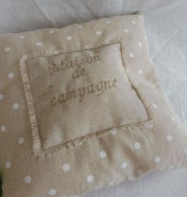 Joli coussin lin / coton brodé "Maison de Campagne"