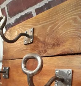 portemanteau mural   1960 patere acier brut sur bois (sapin)