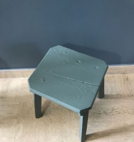 Petit tabouret de ferme vert bleuté