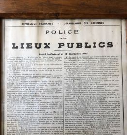 Police encadrée 