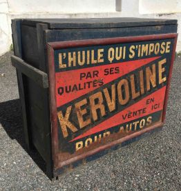 Caisse en bois vintage avec couvercle et beaucoup de patine.